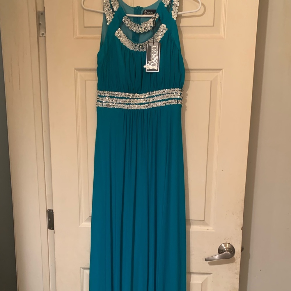 Scoop necked sleeveless empire waist maxi